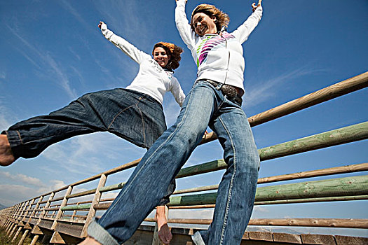两个女人,跳跃