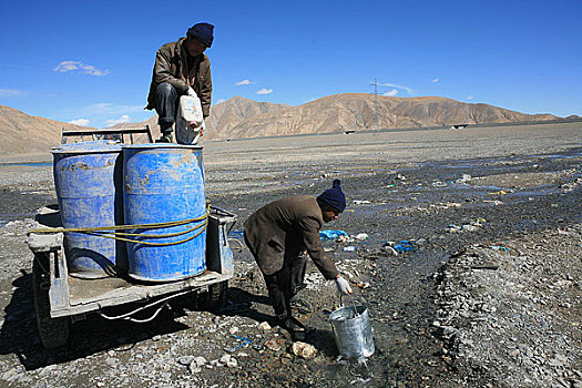 青海玉珠峰下西大滩,冰川融水是当地老百姓的饮水水源