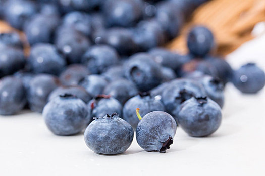 新鲜饱满的蓝莓浆果