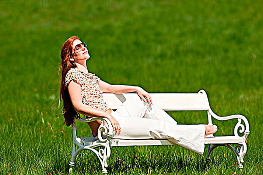 红发,女人,放松,白色背景,长椅,草地,浅