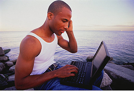 男人,使用笔记本,电脑,手机,岩石,海滩