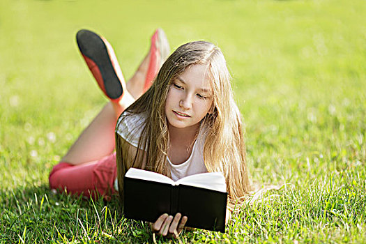 女孩,读,书本,躺着,草,横图,照片