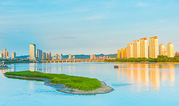 江畔城市吉林清澈的松花江建筑倒影和船