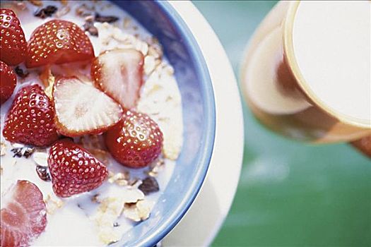 草莓,牛奶什锦早餐