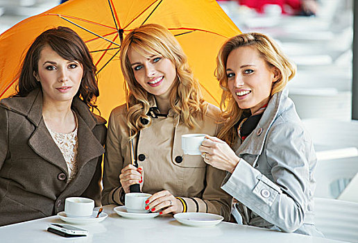 三个,漂亮,女人,咖啡,伞