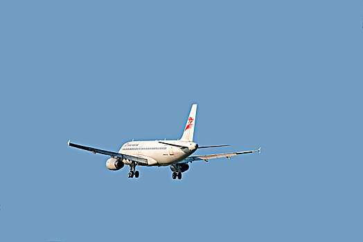 西部航空的飞机正降落重庆江北机场