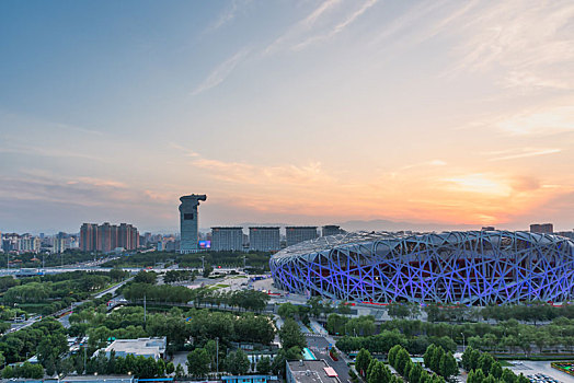 夕阳下的中国北京鸟巢国家体育场建筑