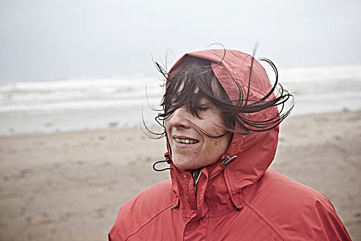 女性,站立,海滩,风,穿,红色,雨衣