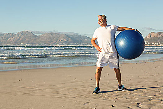 微笑,男人,拿着,健身球,站立,海滩,晴天