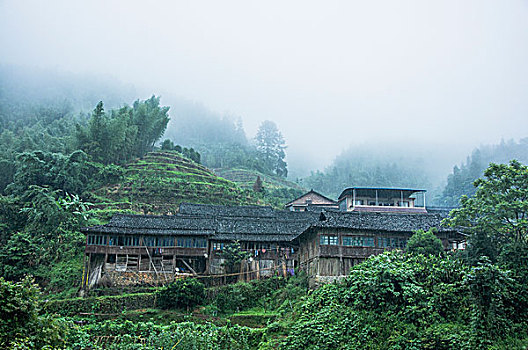 雨雾山景