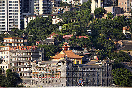 慈云寺位于重庆两江,长江,嘉陵江,汇合处的对岸,南岸玄坛庙狮子山上