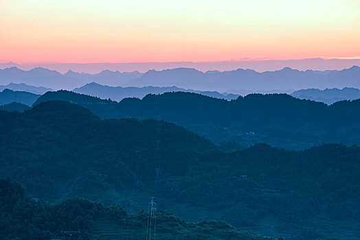 夕阳下的贵州高原
