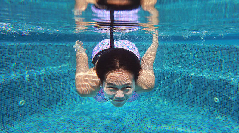 美女跳水游泳图片