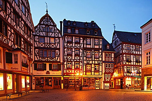 半木结构房屋,历史,中心,黄昏,莱茵兰普法尔茨州,德国,欧洲