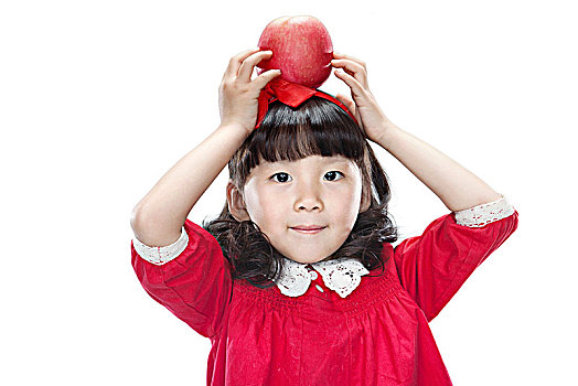 手拿红苹果的可爱小女孩