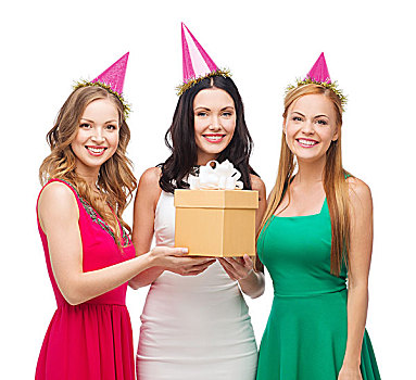 庆贺,朋友,单身派对,生日,概念,三个,微笑,女人,穿,粉色,帽子,礼盒