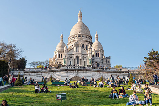 法国巴黎圣心大教堂草坪上晒太阳的游客