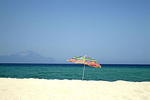 沙滩,伞,海洋,海滩,沙子,风景,地平线,蓝色,晴天,概念,目的地,旅游,度假