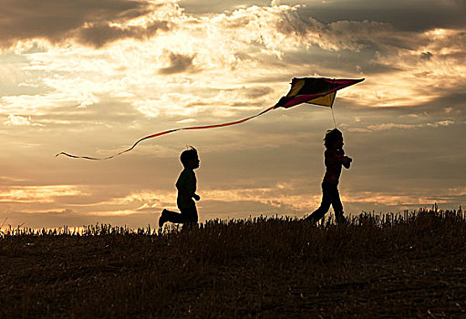 有趣,日落,两个孩子,享受,放风筝