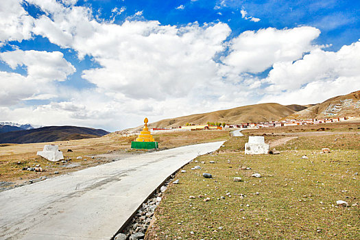 高山下的公路