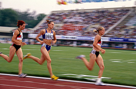 三名女运动员在赛跑