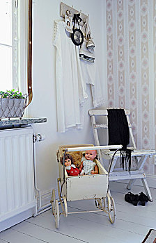 旧式,娃娃,婴儿车,白色,折叠椅,屋角,条纹,壁纸