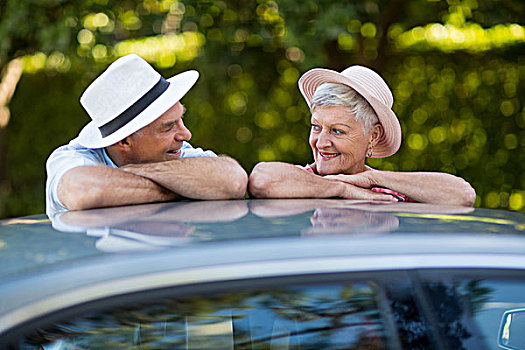 老年,夫妻,对视,靠着,汽车,屋顶,高兴