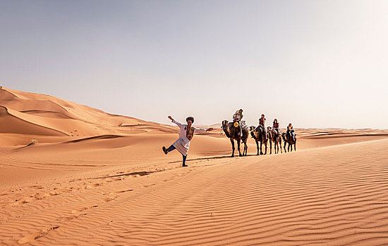 旅游,贝多因人,引导,驼队,两个,单峰骆驼,沙丘,沙漠,却比沙丘,梅如卡,撒哈拉沙漠,摩洛哥,非洲