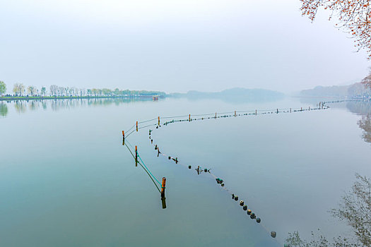 杭州西湖秋景晨雾