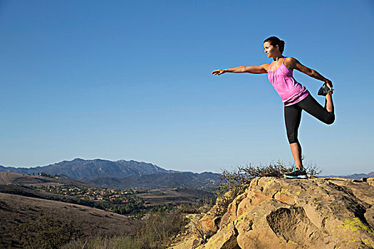 成年,女人,练习,瑜珈,树,姿势,上面,山,橡树,加利福尼亚,美国