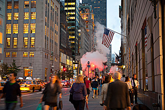许多人,第5大道,挨着,塔楼,晚上,市中心,曼哈顿,纽约,美国,北美