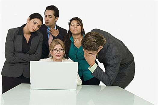 四个,公司主管,站立,靠近,商务人士,工作,笔记本电脑