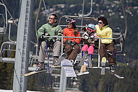 年轻家庭,缆车,惠斯勒山,不列颠哥伦比亚省,加拿大