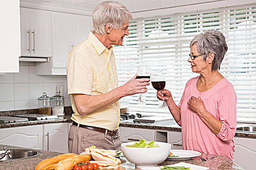 老年,夫妻,准备,午餐,一起,红酒