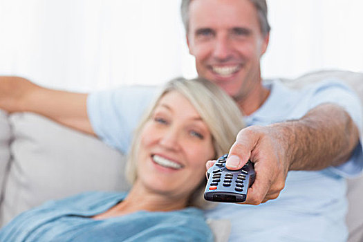 幸福伴侣,放松,在家,看电视,沙发