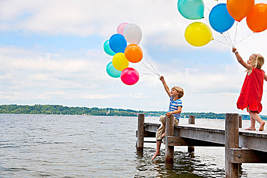 孩子,拿着,气球,木质,码头