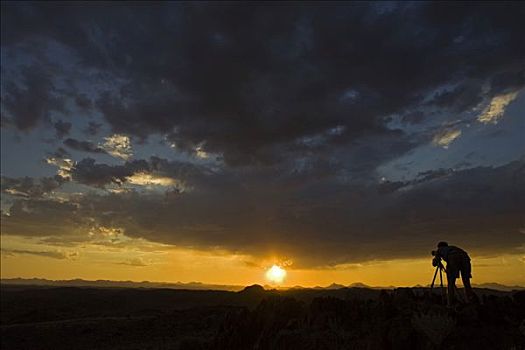 摄影师,日落,达马拉兰,考科韦尔德,纳米比亚,非洲