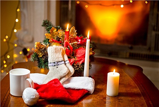蜡烛,羊毛袜,圣诞帽,躺着,桌子,壁炉