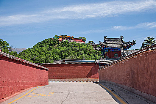 山西忻州市五台山台台怀镇上远眺菩萨顶寺院