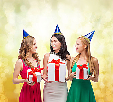 庆贺,朋友,单身派对,生日,概念,三个,微笑,女人,穿,蓝色,帽子,礼盒