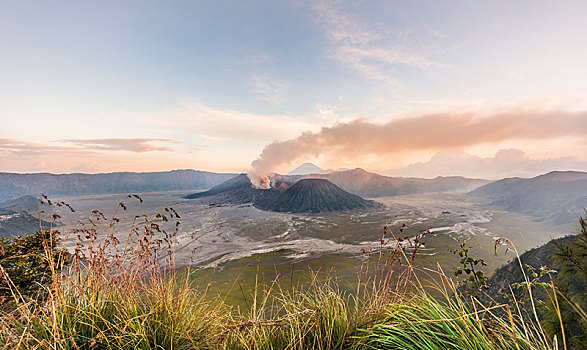 晨光,烟,火山,婆罗莫,国家公园,爪哇,印度尼西亚,亚洲