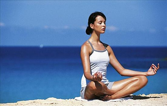 瑜伽练习,专注,冥想,沙子,海洋,坐,海滩,休闲,深色头发,20-30岁,岁月,休假,上面,白色,喘息,t恤,健康,保健,放松
