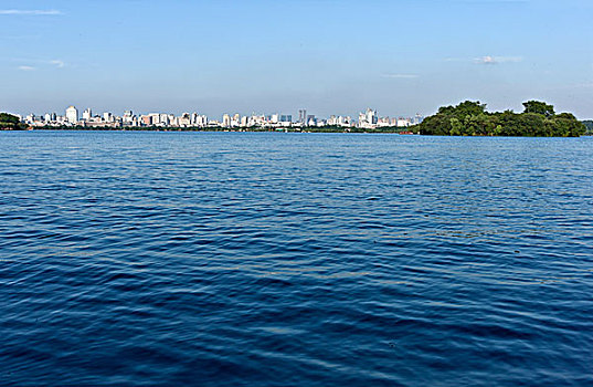 从苏堤看杭州城市全景