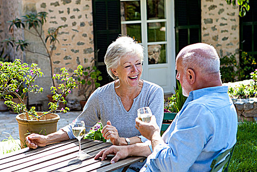 老年,夫妻,坐,花园,享受,葡萄酒杯
