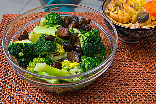 健康美味的凉菜,凉拌花椰菜,有绿色花椰菜和脆瓜