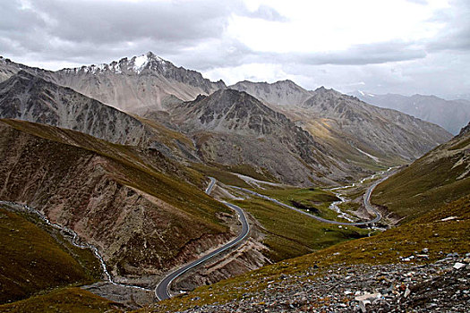 新疆雪山公路