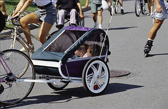 加拿大,蒙特利尔,两个孩子,婴儿车,后面,自行车,街道