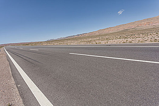 中国西部荒野道路