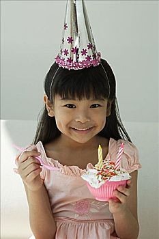 生日,女孩,杯形蛋糕,勺子,手,看镜头,微笑