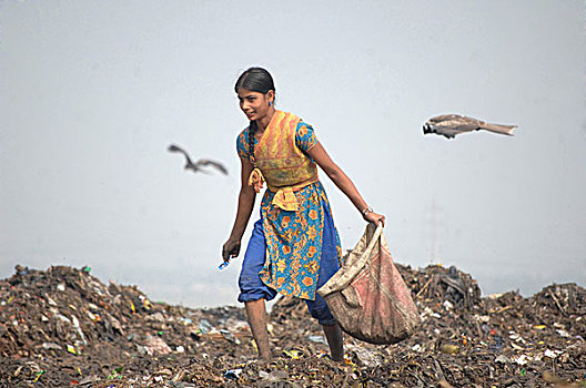 女人,贫乏,社区,收集,事物,出售,垃圾,堆,达卡,孟加拉,二月,2008年